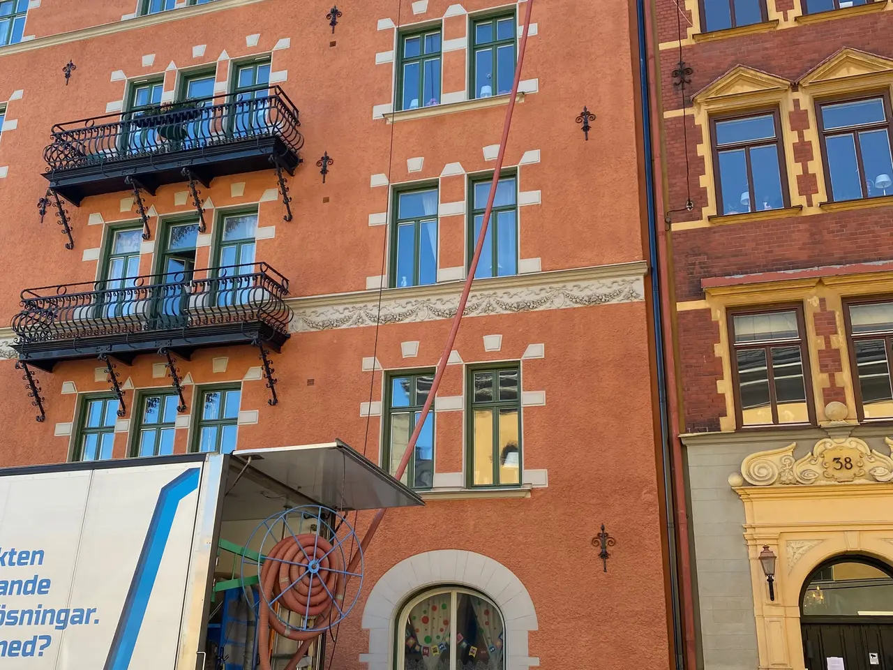 Bostadshus i tegel med Ekovillas lastbil